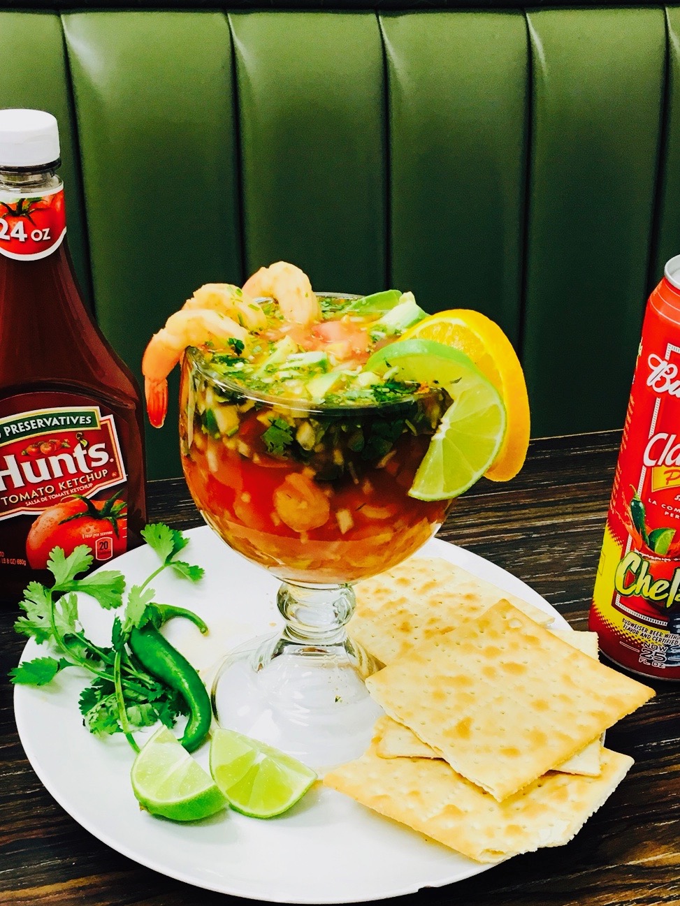 Cóctel de camarón shrimp cocktail served with crackers and lime
